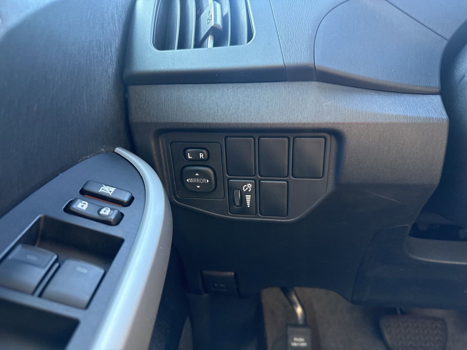 Thumbnail: 2015 Toyota Prius - 31