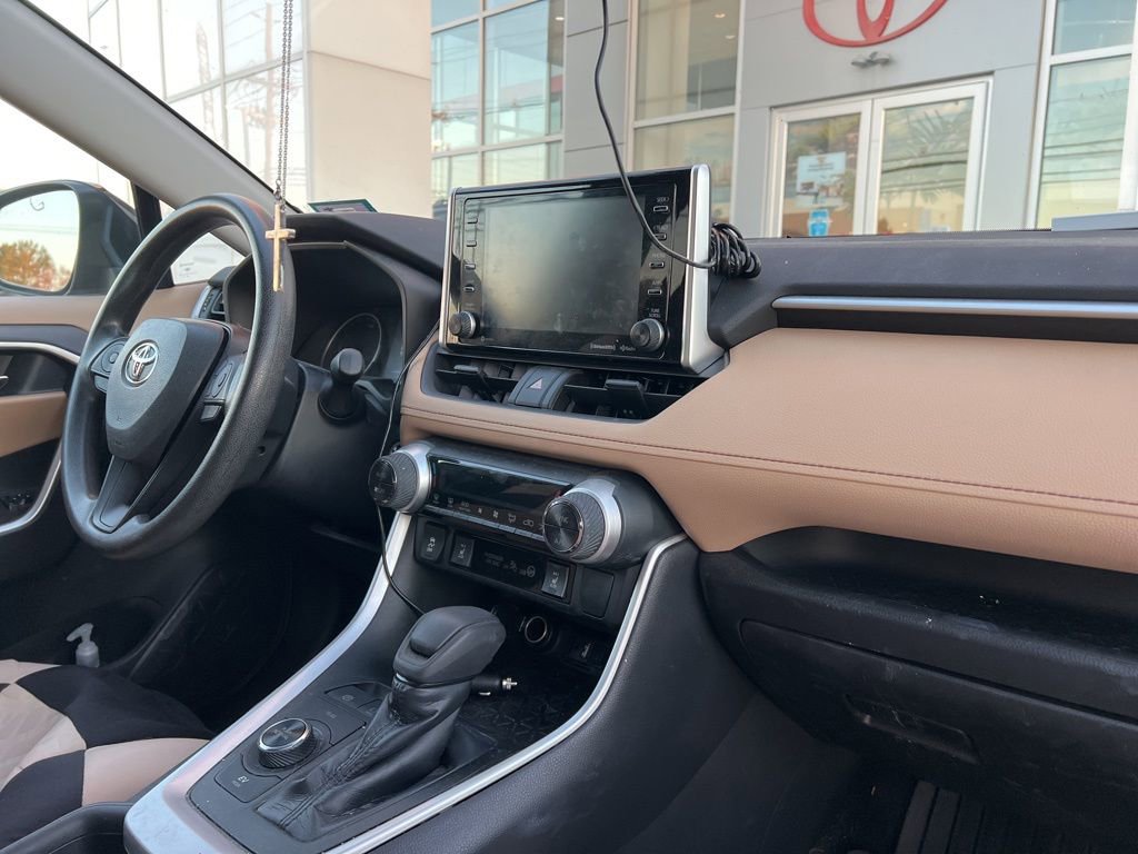 Thumbnail: 2019 Toyota RAV4 - 17