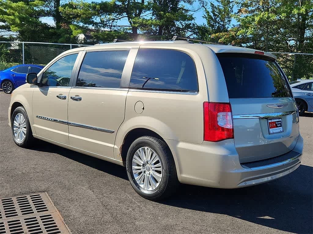 Thumbnail: 2015 Chrysler Town & Country - 6