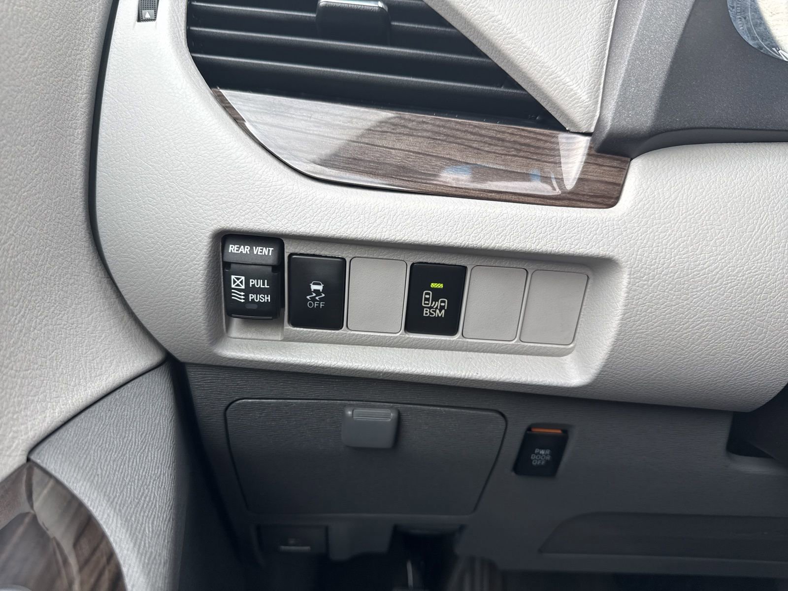 Thumbnail: 2016 Toyota Sienna - 34