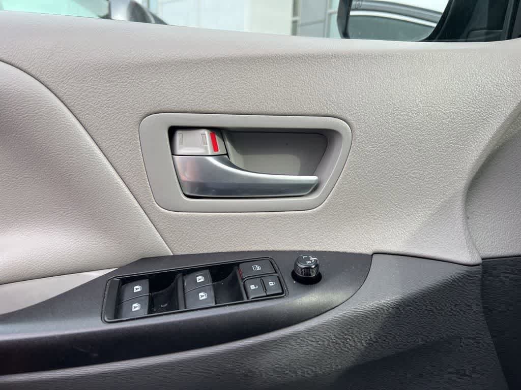 Thumbnail: 2018 Toyota Sienna - 20