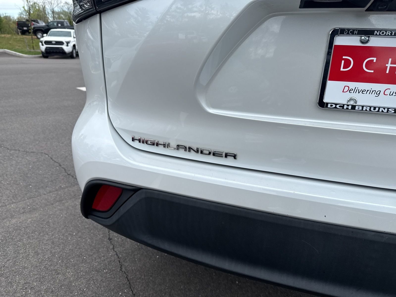 Thumbnail: 2023 Toyota Highlander - 16