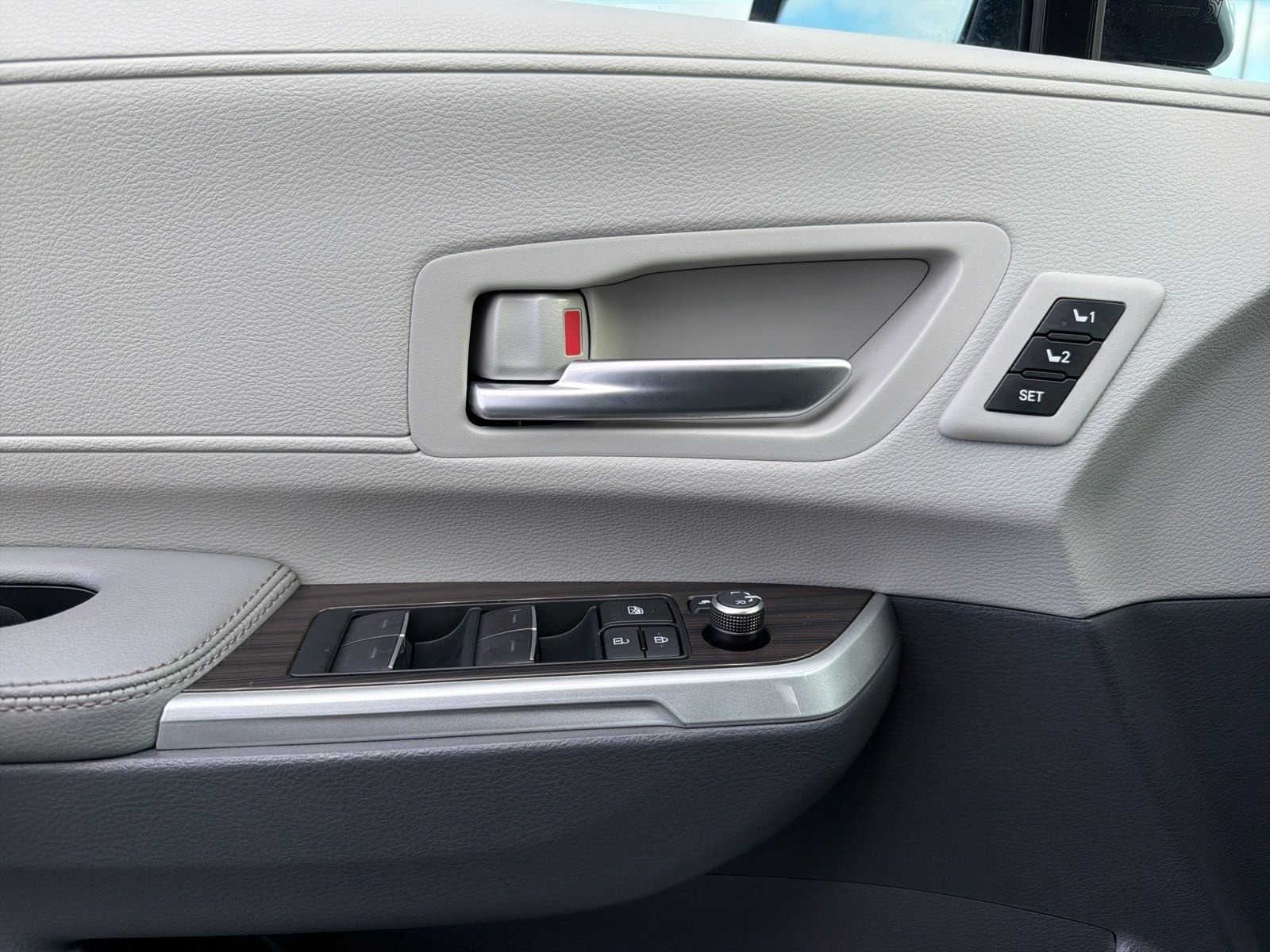 Thumbnail: 2024 Toyota Sienna - 23