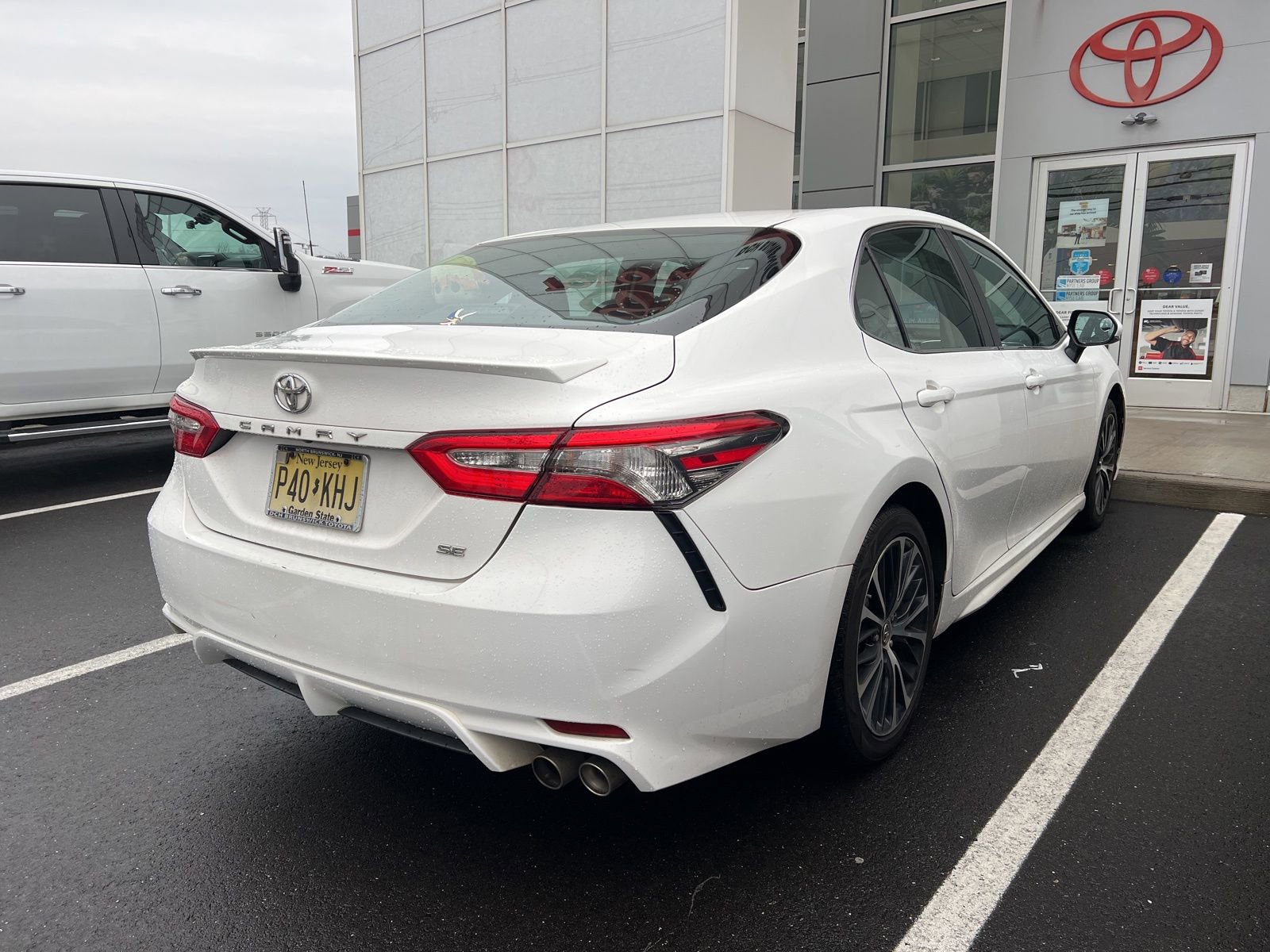 2018 Toyota Camry SE XLE photo 2