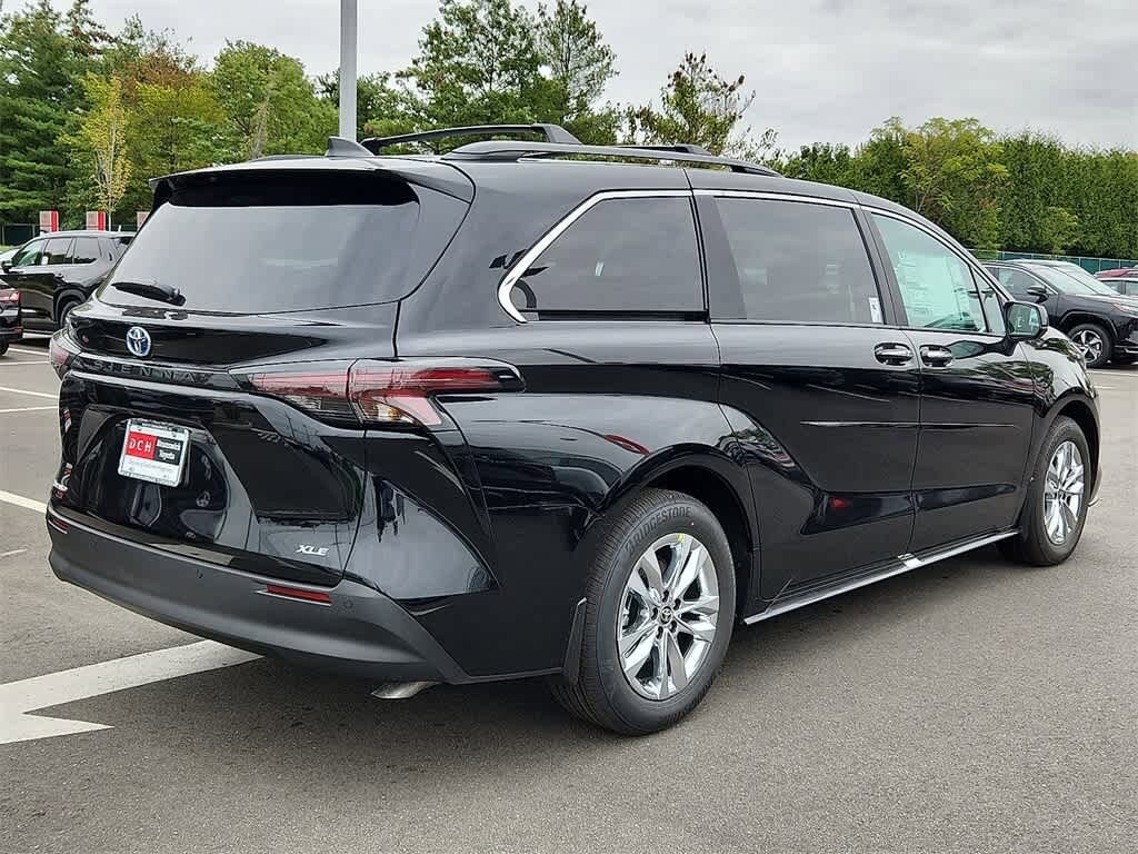 2025 Toyota Sienna XLE photo 2