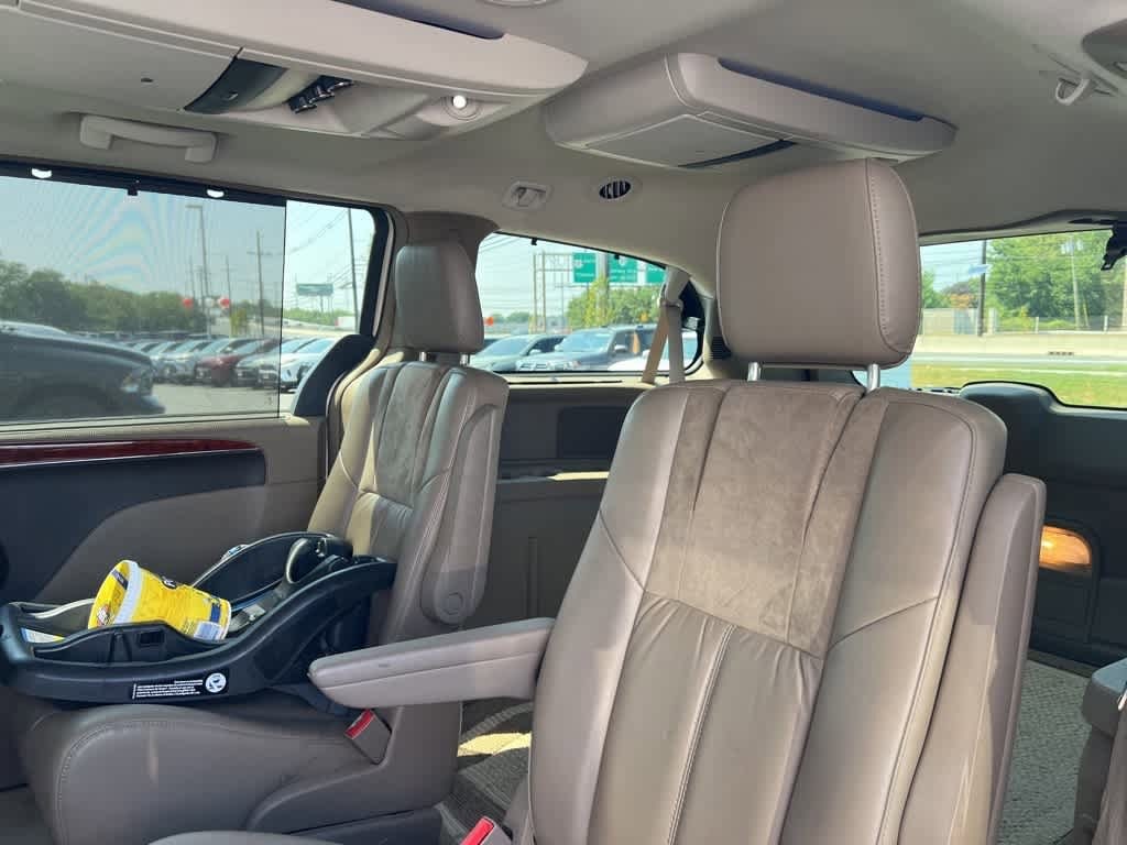 Thumbnail: 2015 Chrysler Town & Country - 15