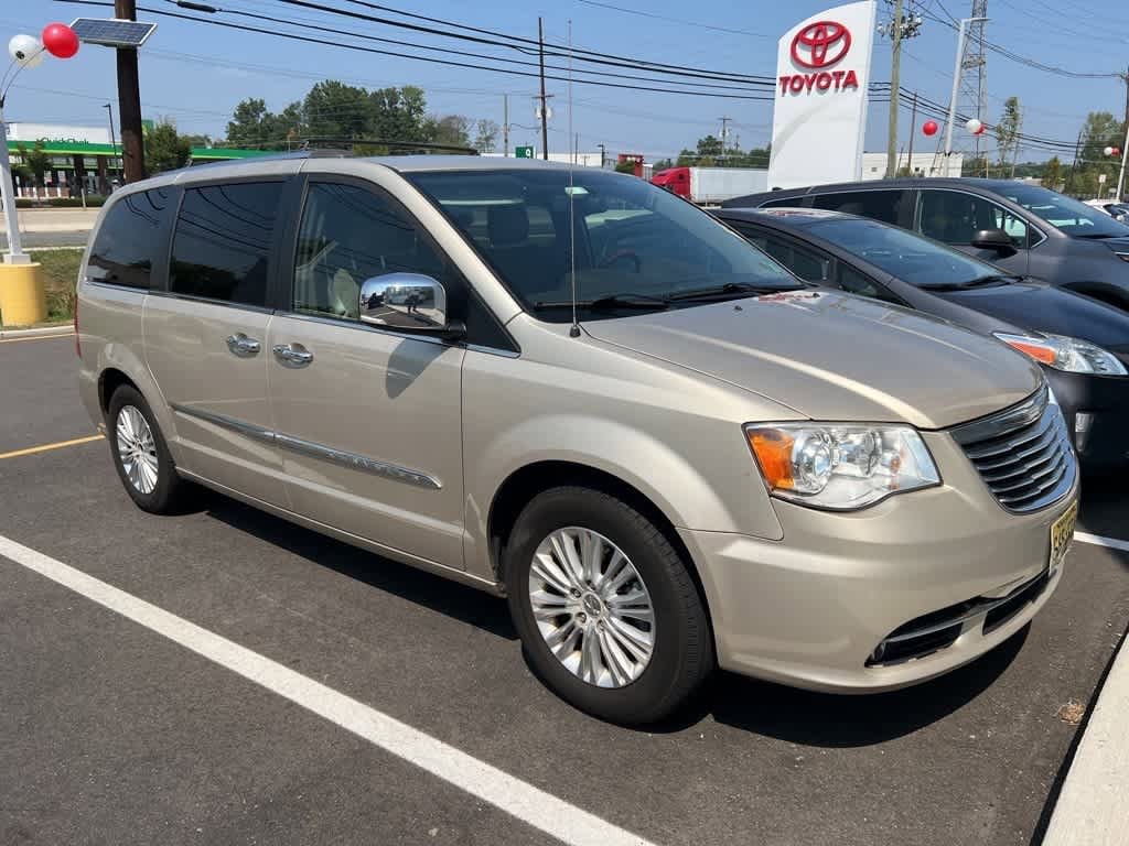 Thumbnail: 2015 Chrysler Town & Country - 2