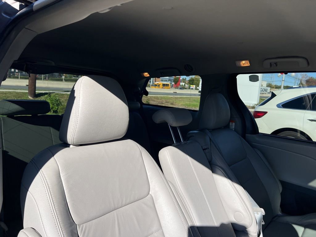 Thumbnail: 2016 Toyota Sienna - 21