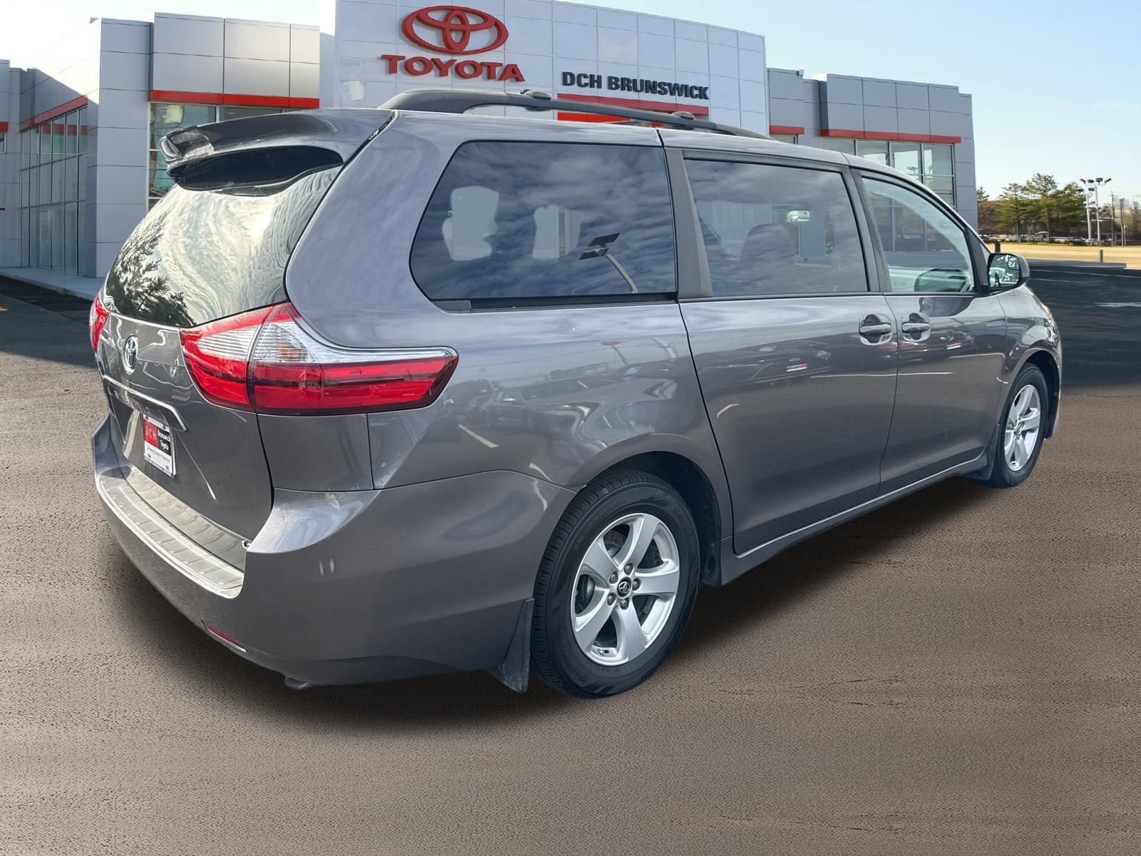 Thumbnail: 2018 Toyota Sienna - 5