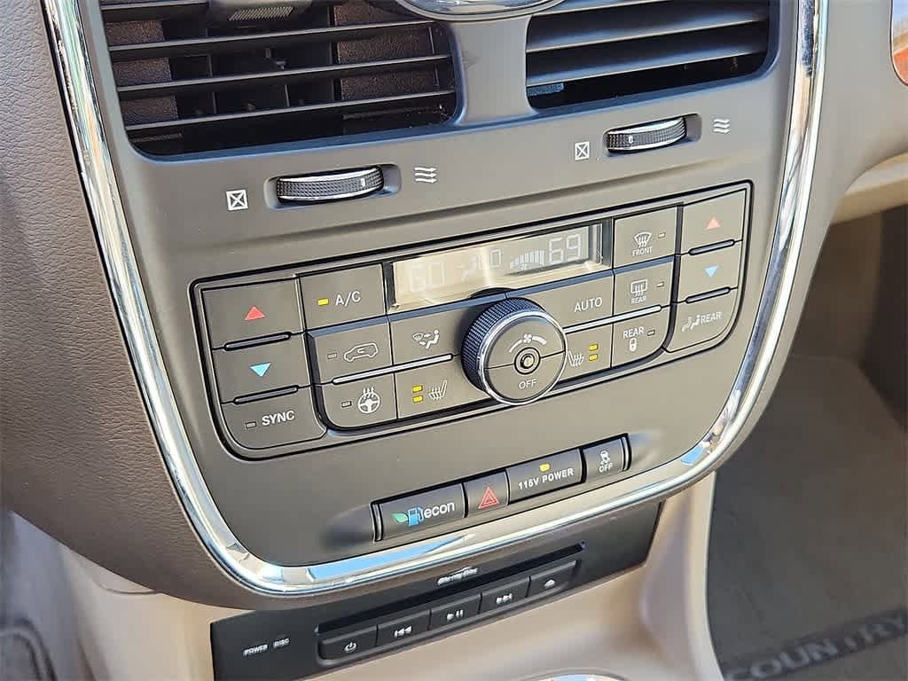 Thumbnail: 2015 Chrysler Town & Country - 21