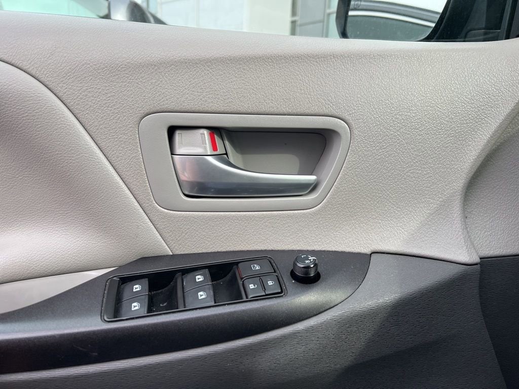 Thumbnail: 2018 Toyota Sienna - 20