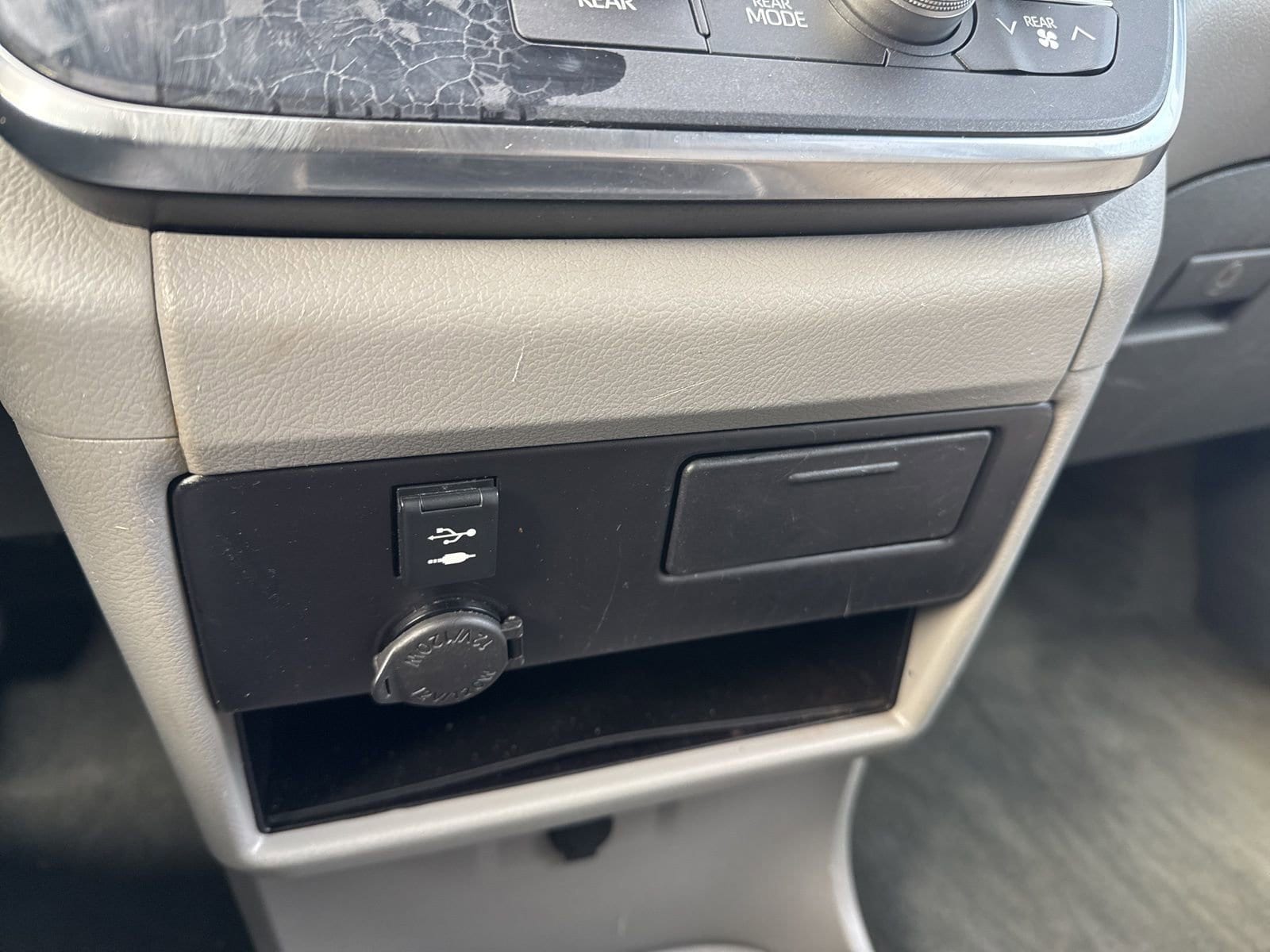 Thumbnail: 2018 Toyota Sienna - 32