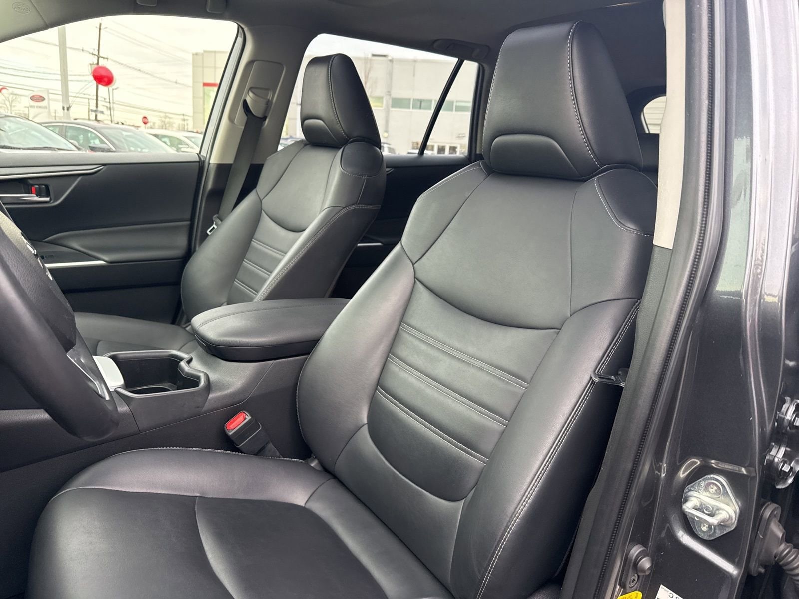 Thumbnail: 2022 Toyota RAV4 - 17