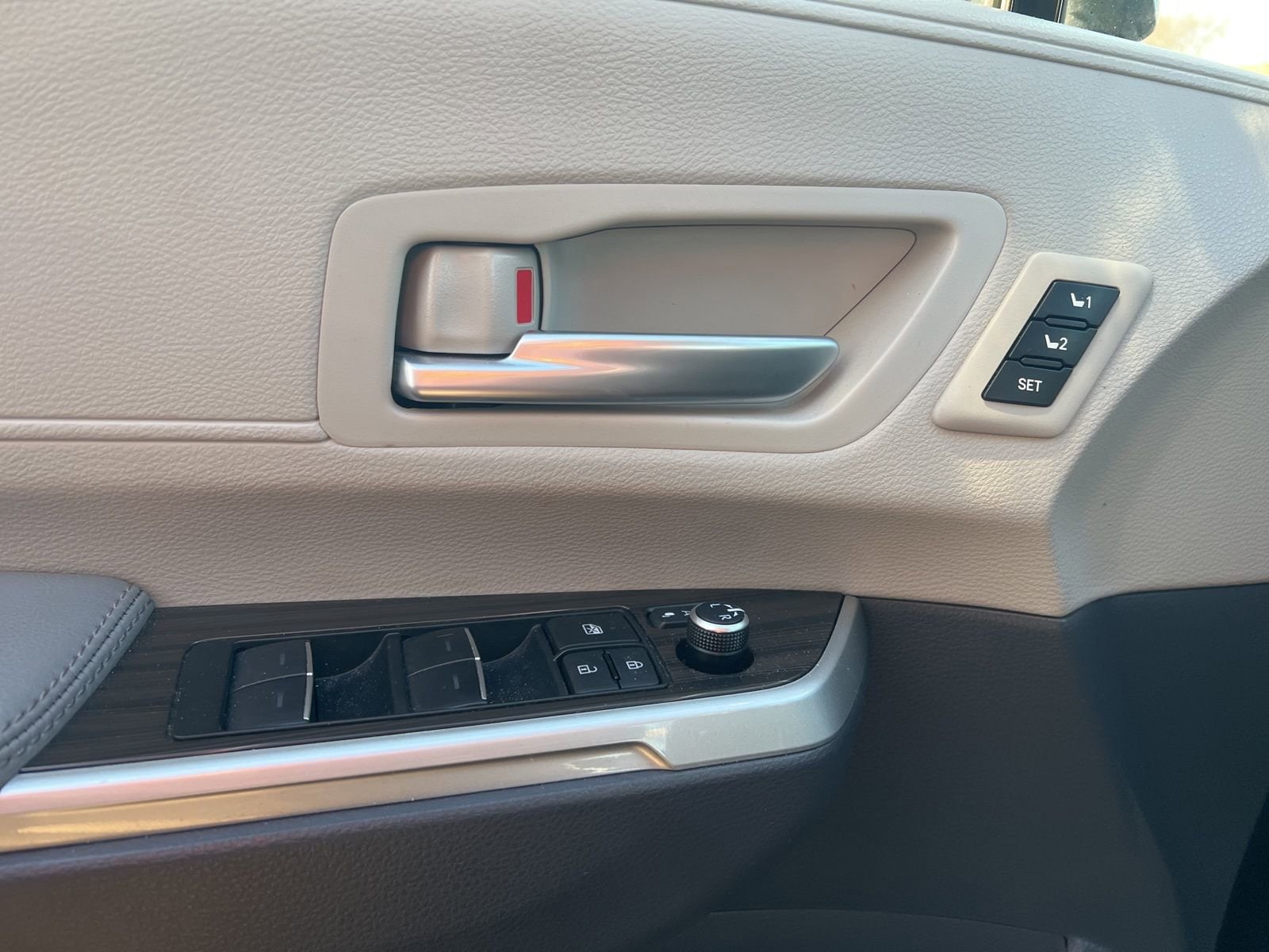 Thumbnail: 2023 Toyota Sienna - 22