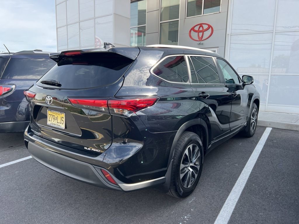 Thumbnail: 2023 Toyota Highlander - 3