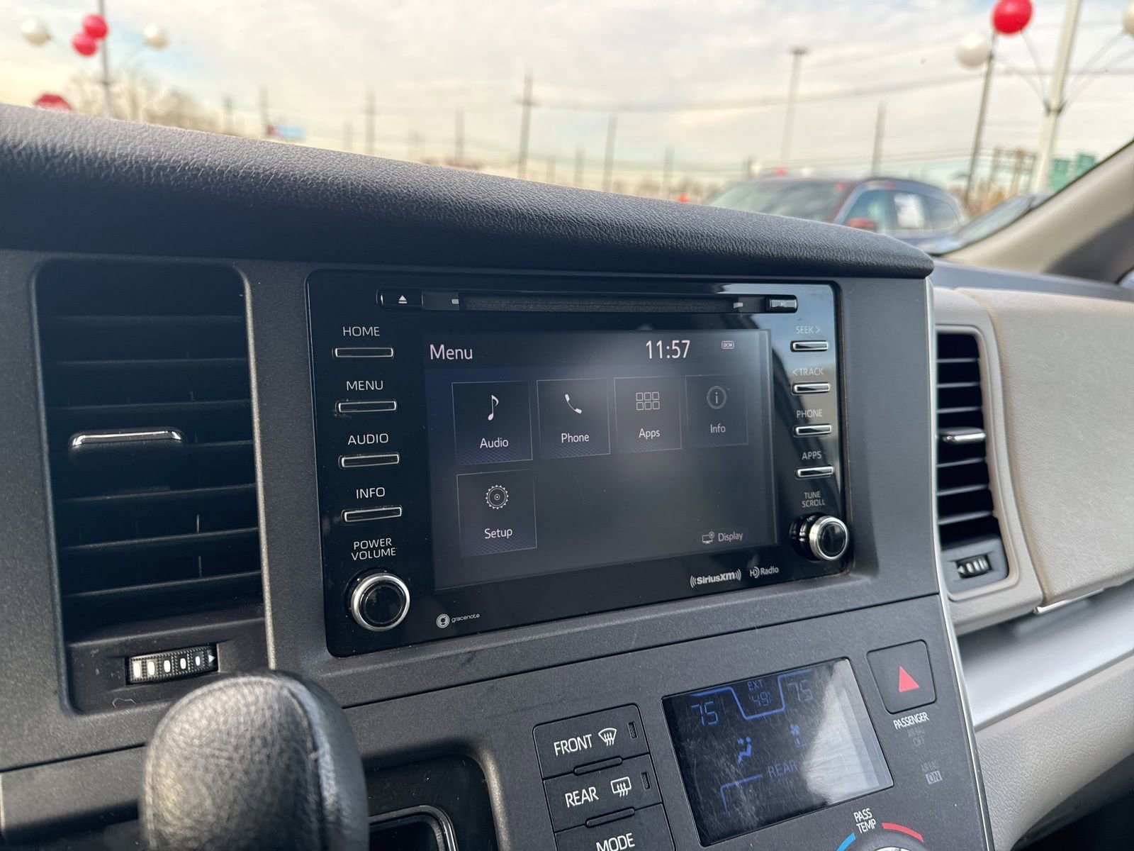 Thumbnail: 2018 Toyota Sienna - 28