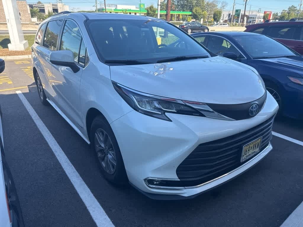 2021 Toyota Sienna XLE photo 2