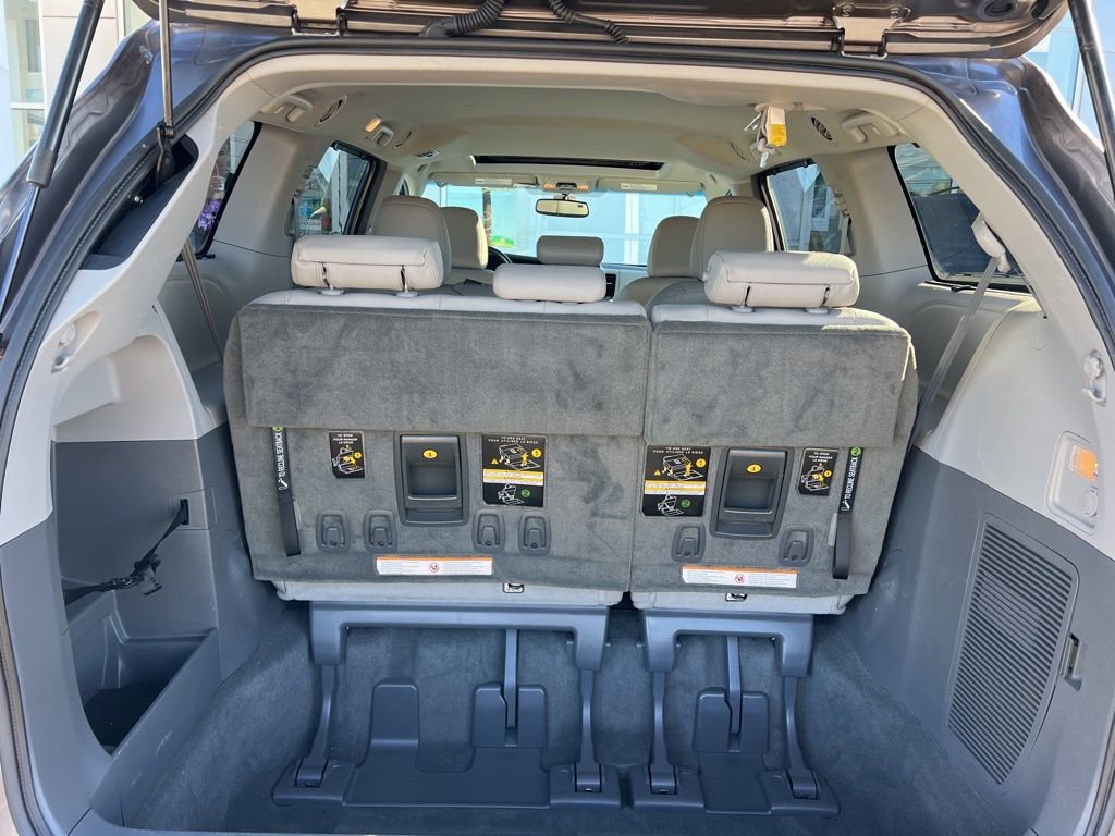 Thumbnail: 2016 Toyota Sienna - 17