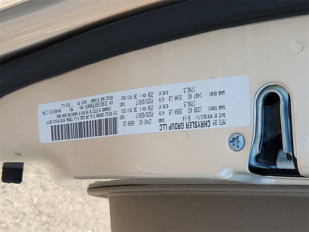 Thumbnail: 2015 Chrysler Town & Country - 32