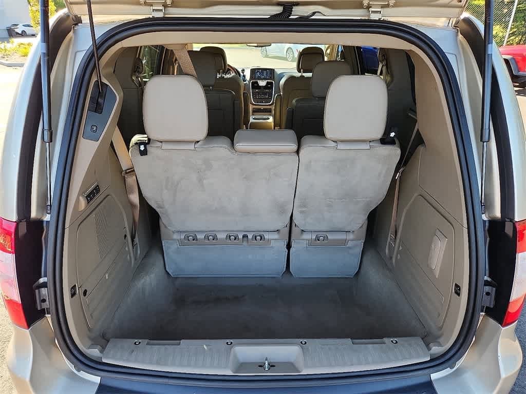 Thumbnail: 2015 Chrysler Town & Country - 33