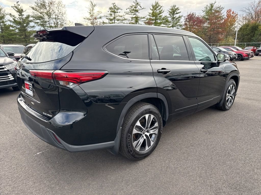 Thumbnail: 2022 Toyota Highlander - 5