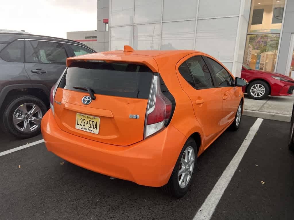 Thumbnail: 2015 Toyota Prius c - 3
