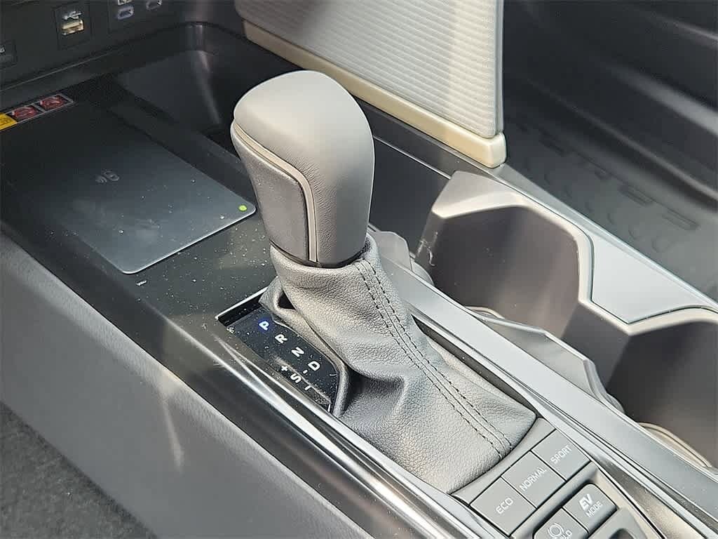 2025 Toyota Camry SE 14