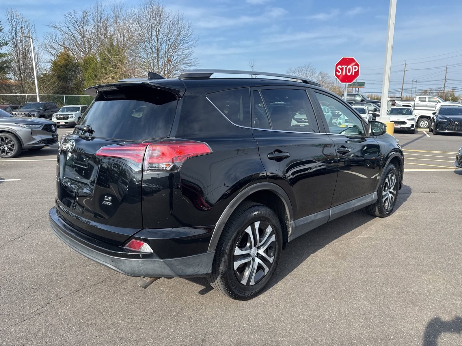 Thumbnail: 2017 Toyota RAV4 - 5