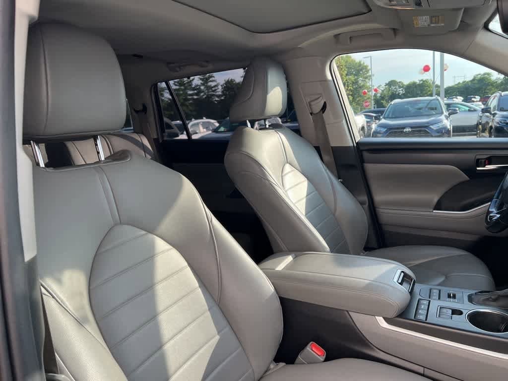 Thumbnail: 2021 Toyota Highlander - 19
