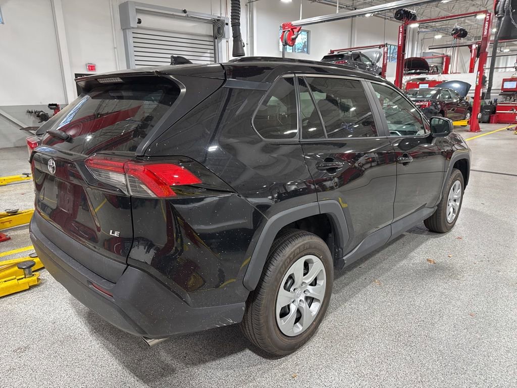 2021 Toyota RAV4 LE photo 3