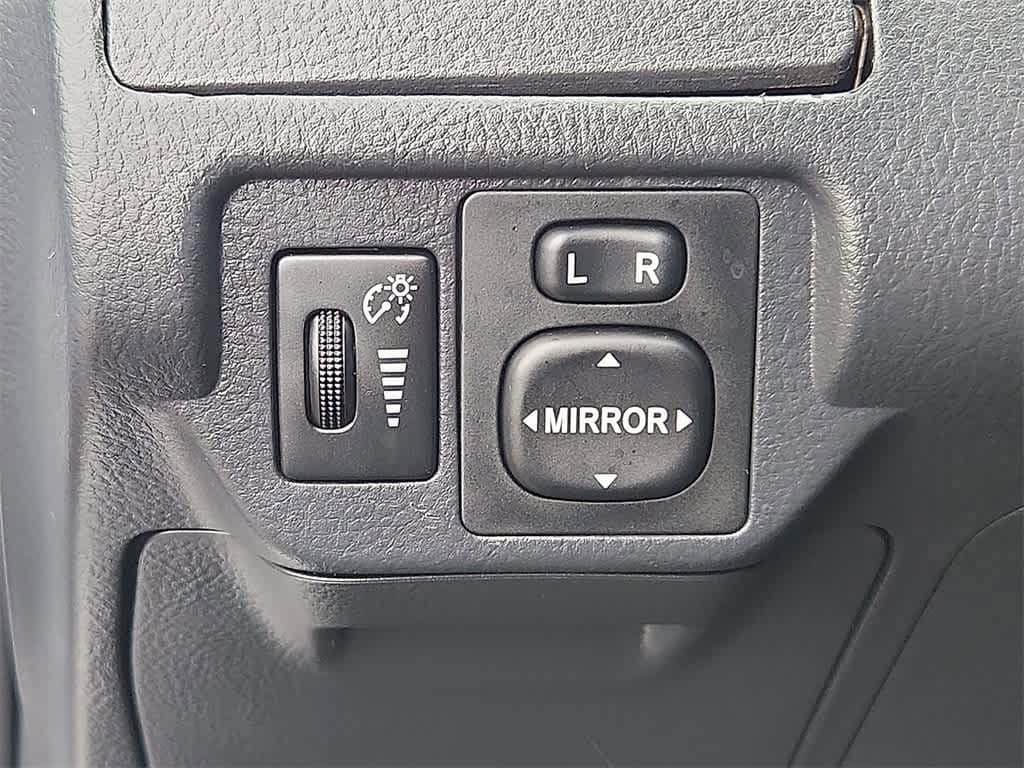 Thumbnail: 2010 Toyota Yaris - 27