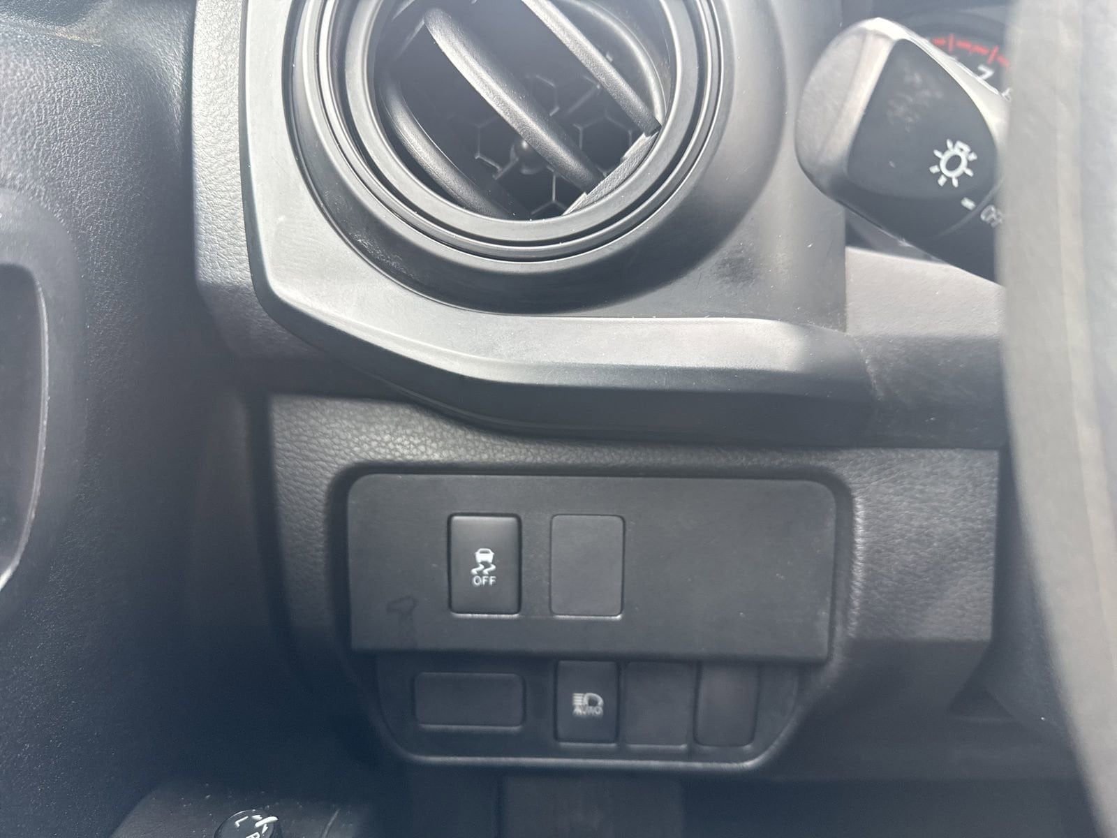 Thumbnail: 2020 Toyota Tacoma - 29