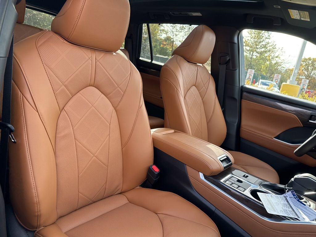 Thumbnail: 2025 Toyota Highlander - 14