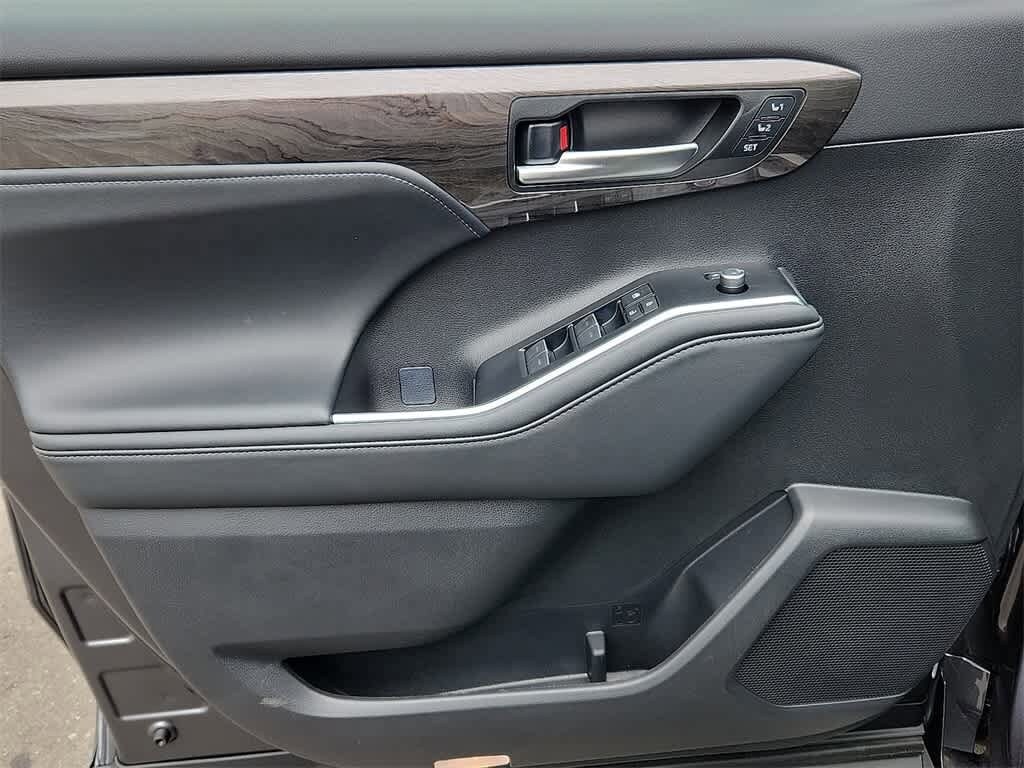 2025 Toyota Highlander Platinum 12