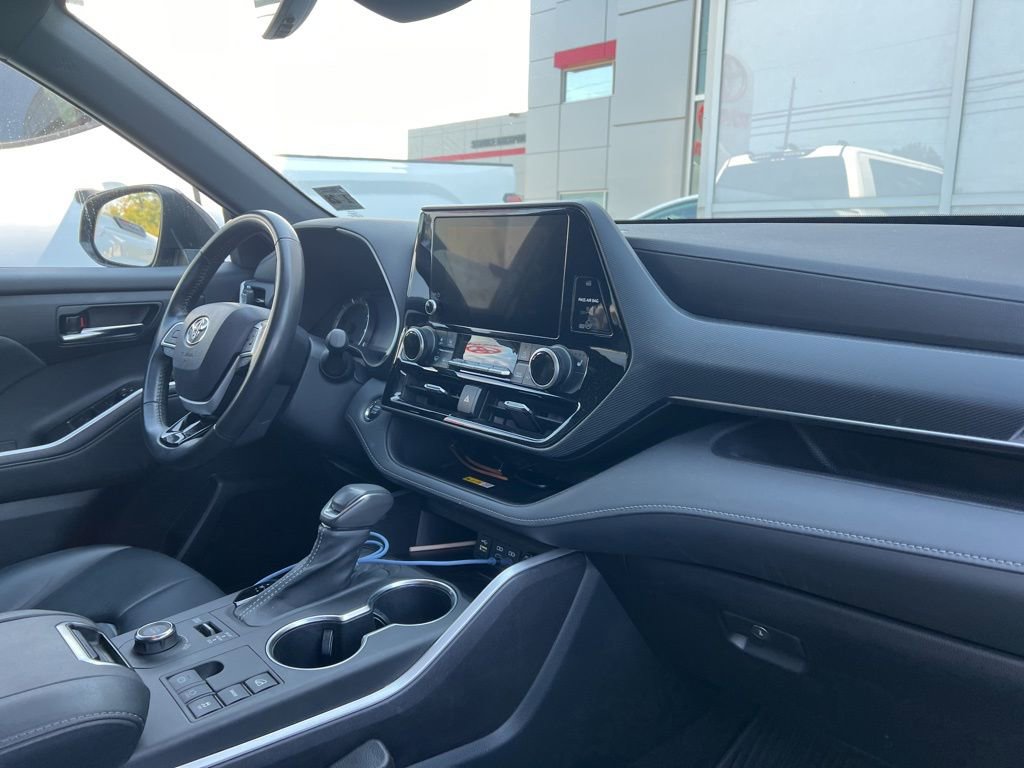 Thumbnail: 2023 Toyota Highlander - 17