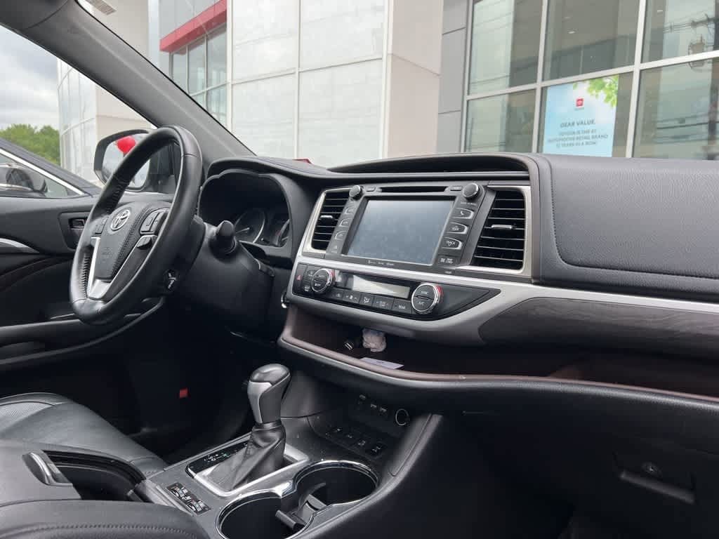 Thumbnail: 2019 Toyota Highlander - 17