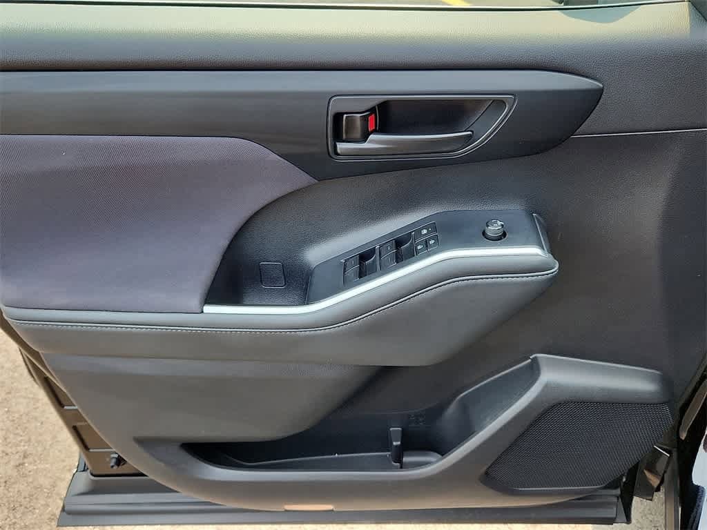 2022 Toyota Highlander LE 18