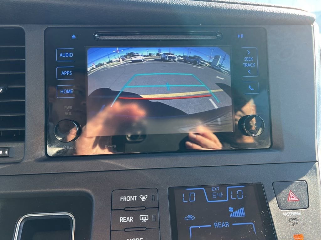 Thumbnail: 2016 Toyota Sienna - 6