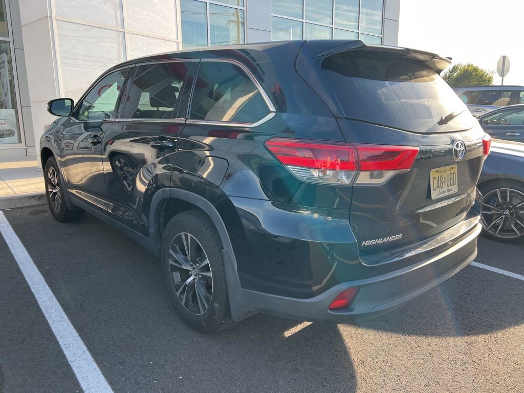 2019 Toyota Highlander LE photo 3