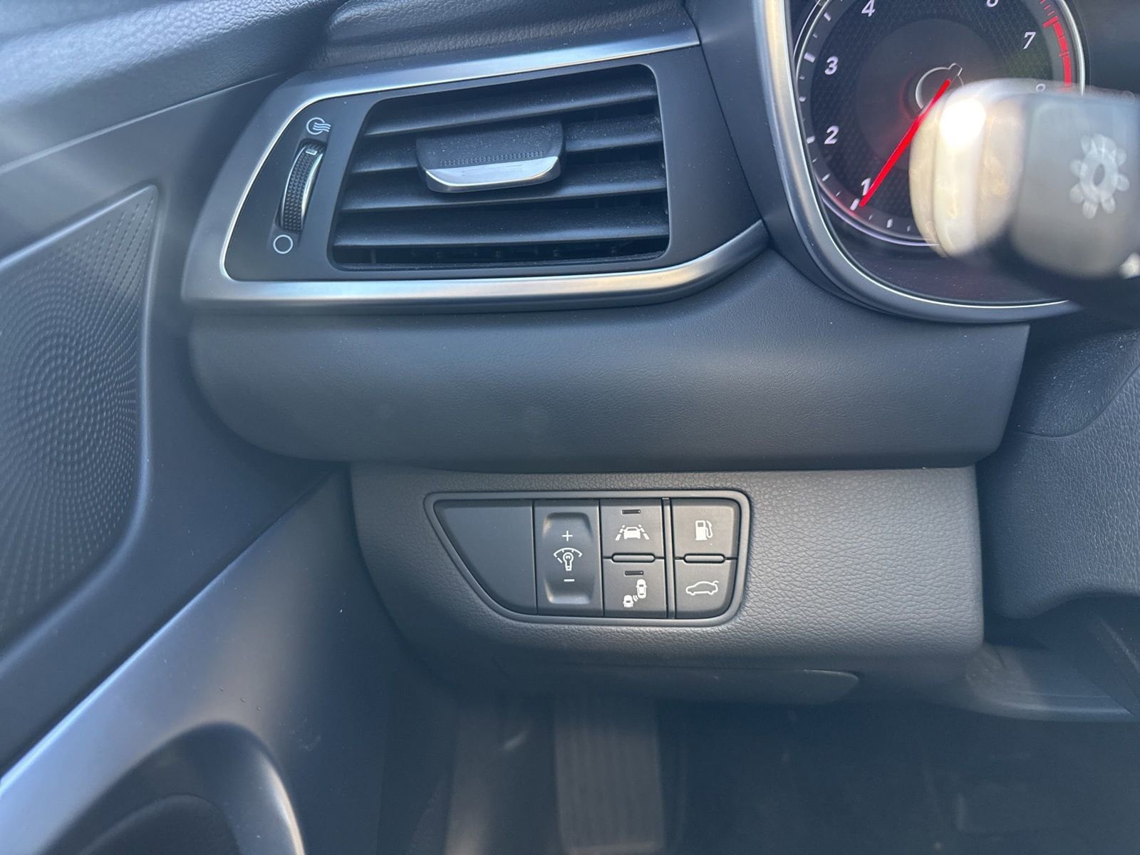 Thumbnail: 2020 Genesis G70 - 29