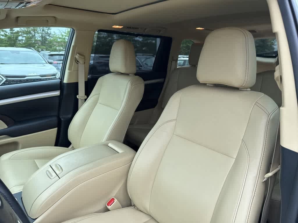 Thumbnail: 2019 Toyota Highlander - 17