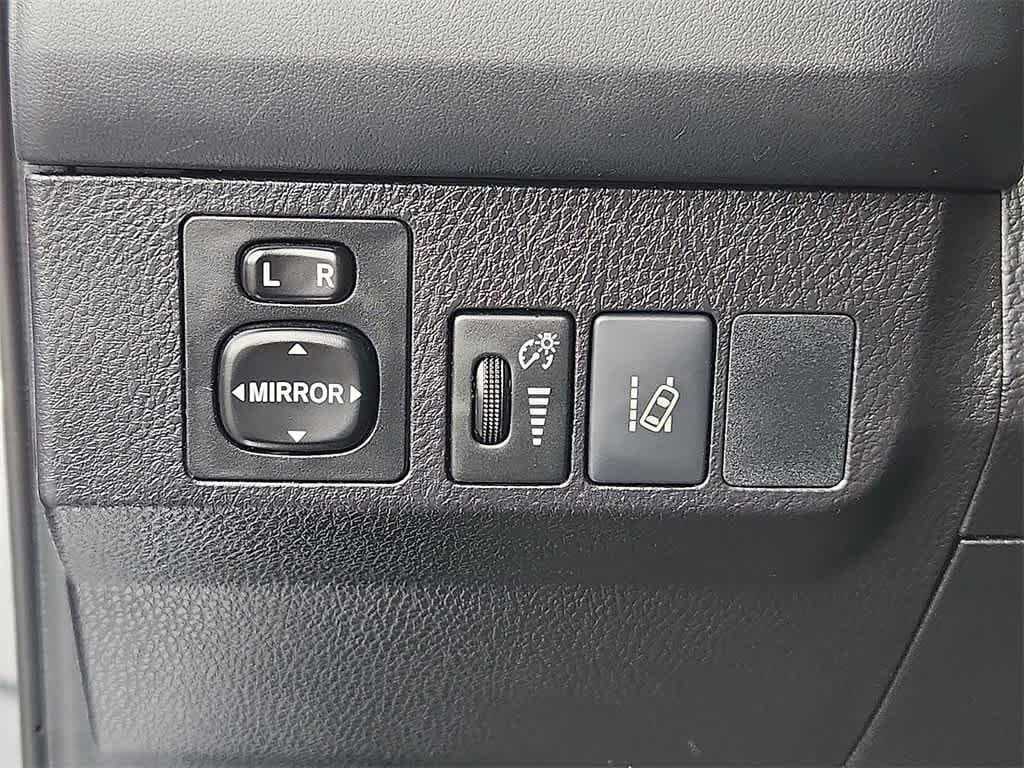 Thumbnail: 2017 Toyota RAV4 - 28