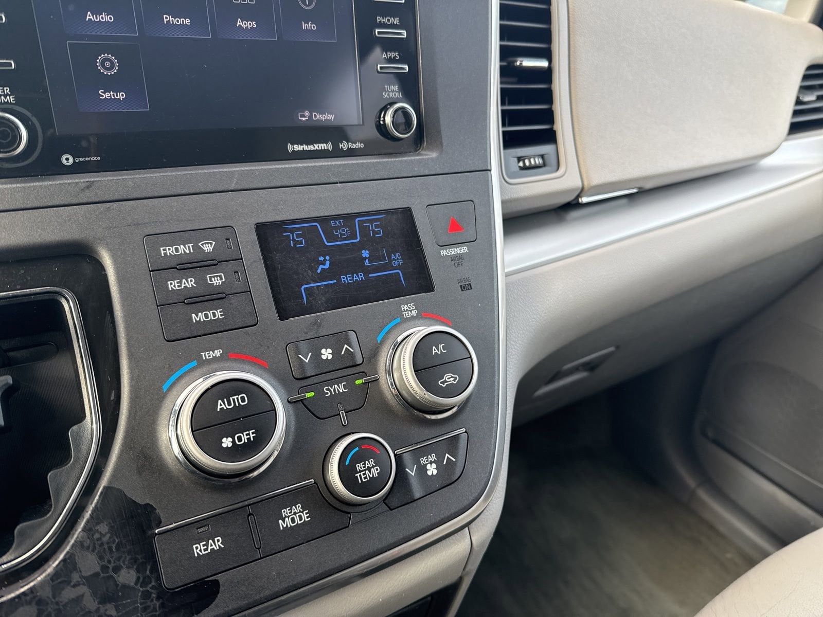 Thumbnail: 2018 Toyota Sienna - 30