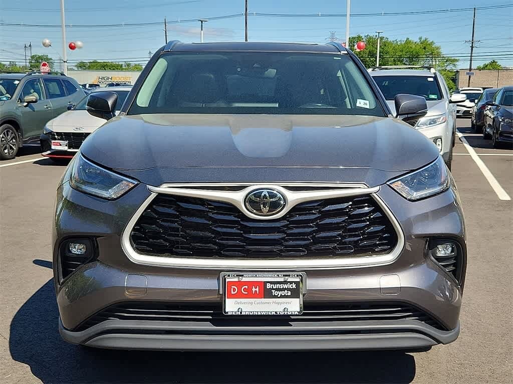 Used 2021 Toyota Highlander XLE with VIN 5TDGZRAH1MS070221 for sale in North Brunswick, NJ
