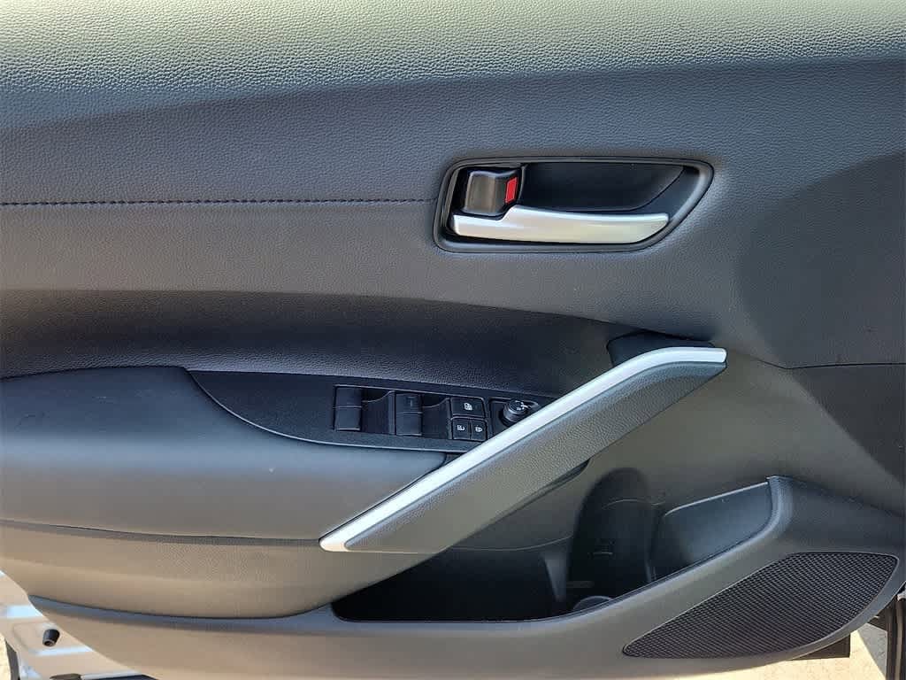 2025 Toyota Corolla Cross XLE 12
