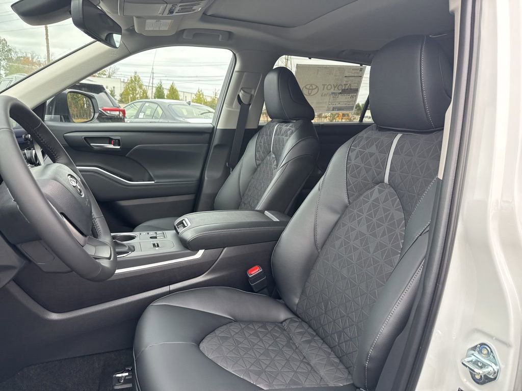 Thumbnail: 2025 Toyota Highlander - 14