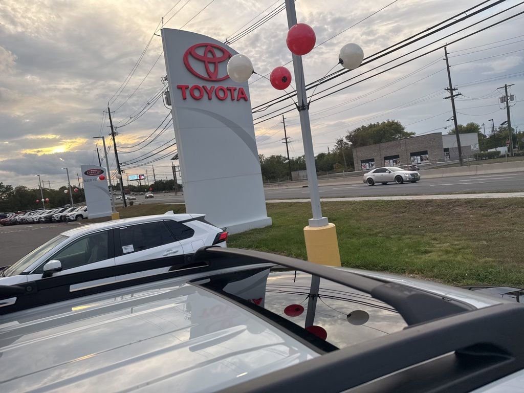 Thumbnail: 2020 Toyota RAV4 - 15