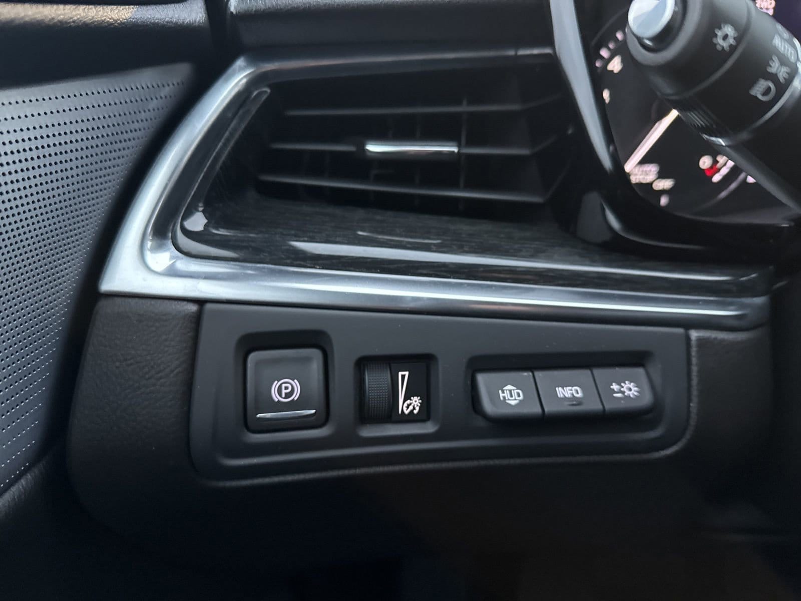 Thumbnail: 2023 Cadillac XT5 - 34