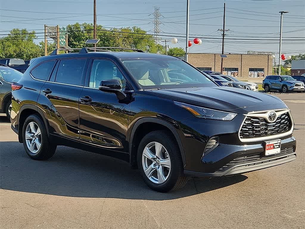 Thumbnail: 2022 Toyota Highlander - 3
