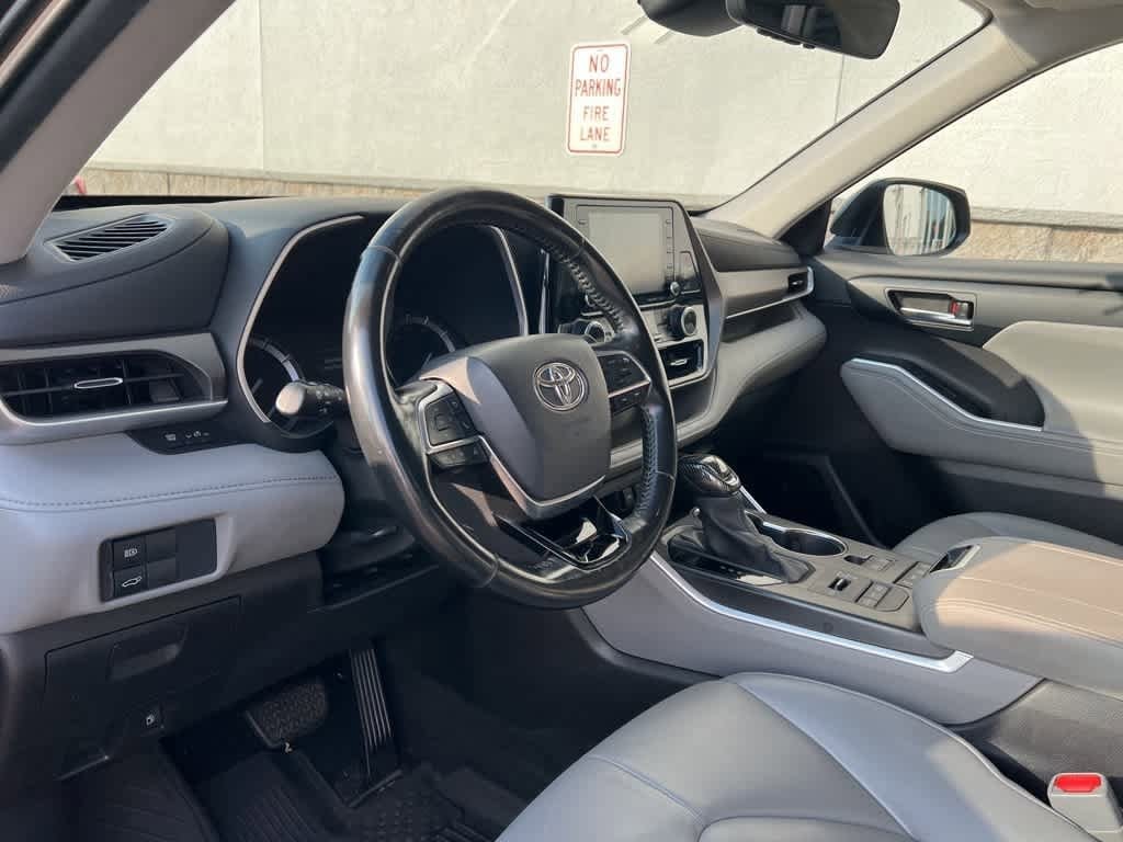 Thumbnail: 2021 Toyota Highlander - 16